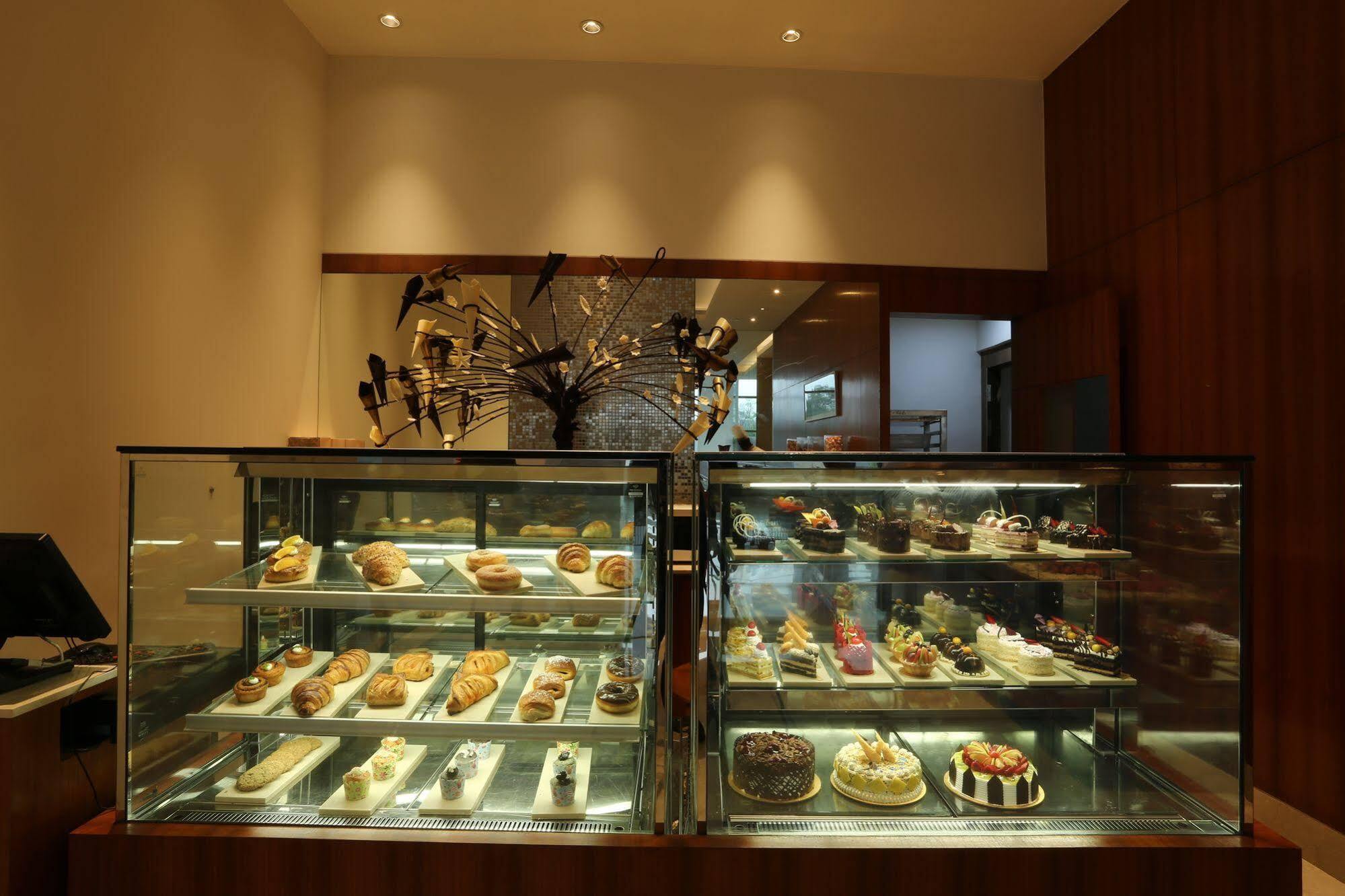 Taj Swarna, Amritsar Hotel Kültér fotó A pastry display case