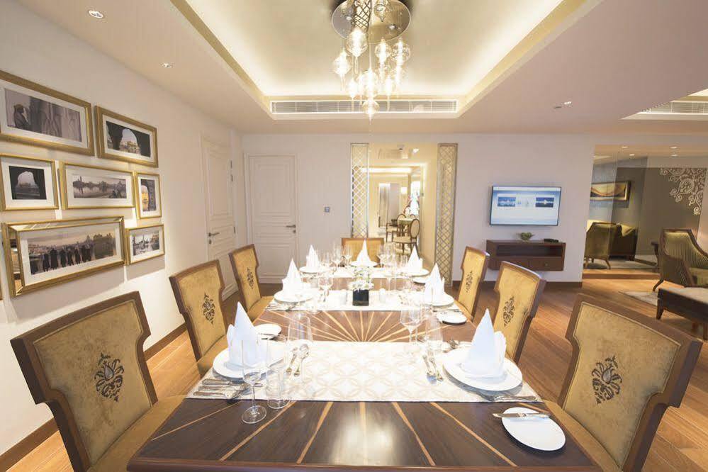 Taj Swarna, Amritsar Hotel Kültér fotó The dining room of the Presidential Suite