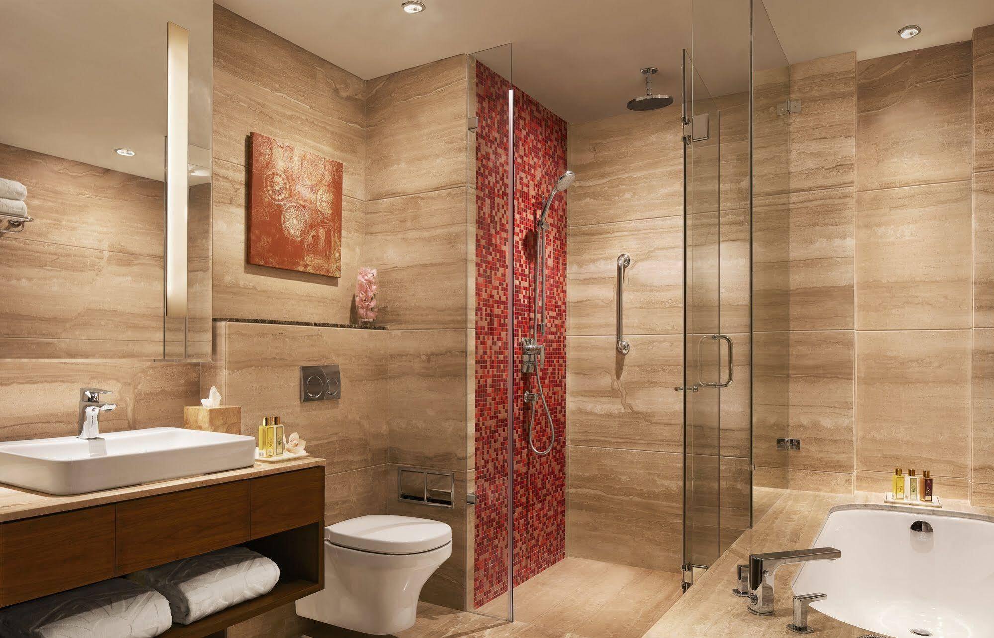 Taj Swarna, Amritsar Hotel Kültér fotó A modern bathroom