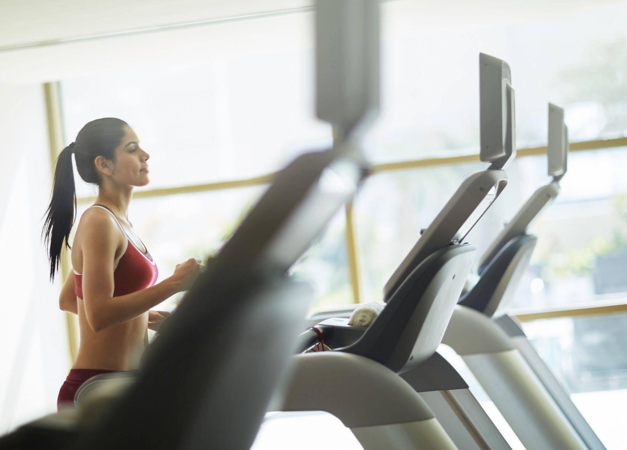 Taj Swarna, Amritsar Hotel Kültér fotó A woman on a treadmill