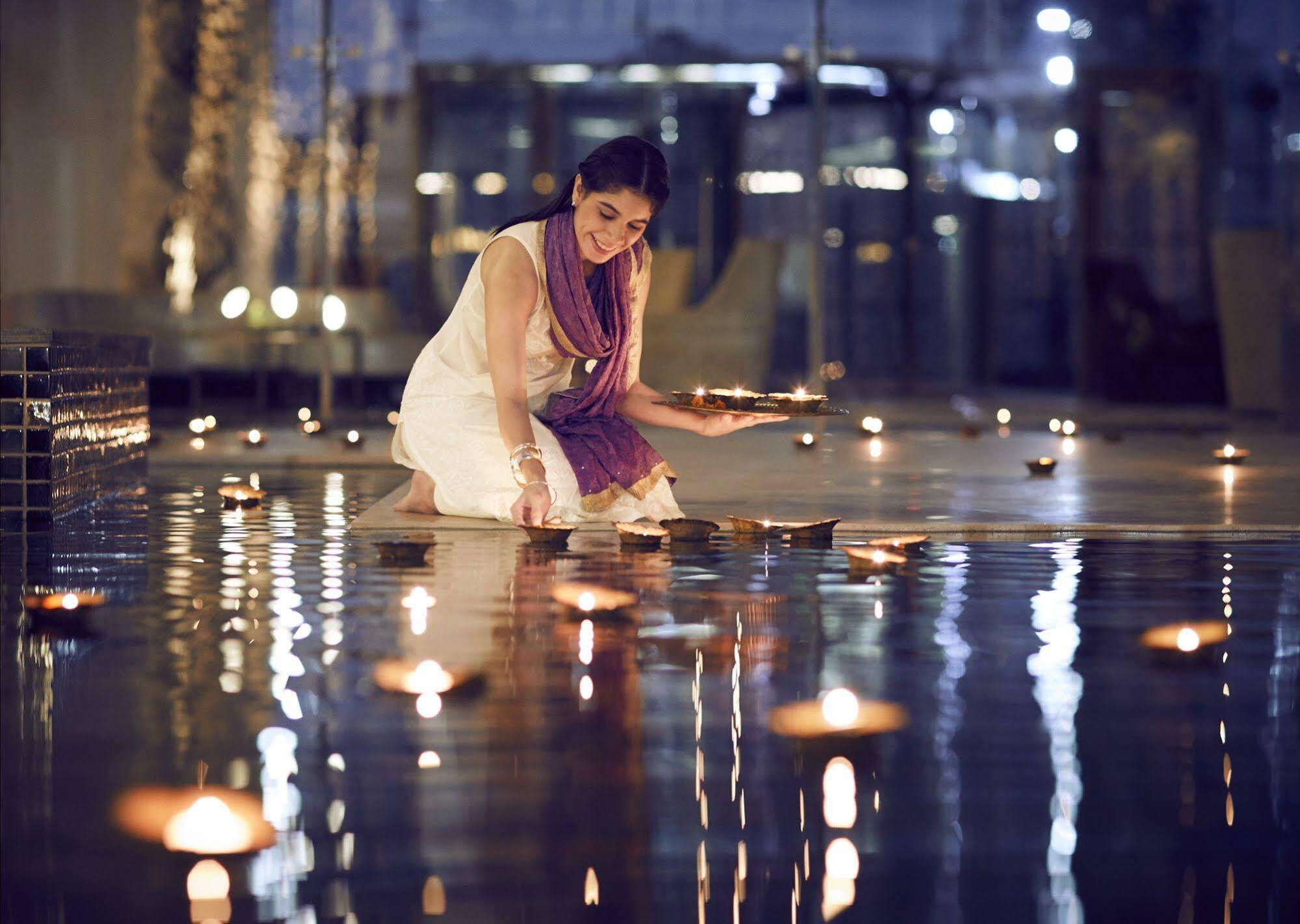 Taj Swarna, Amritsar Hotel Kültér fotó A woman lighting a diya